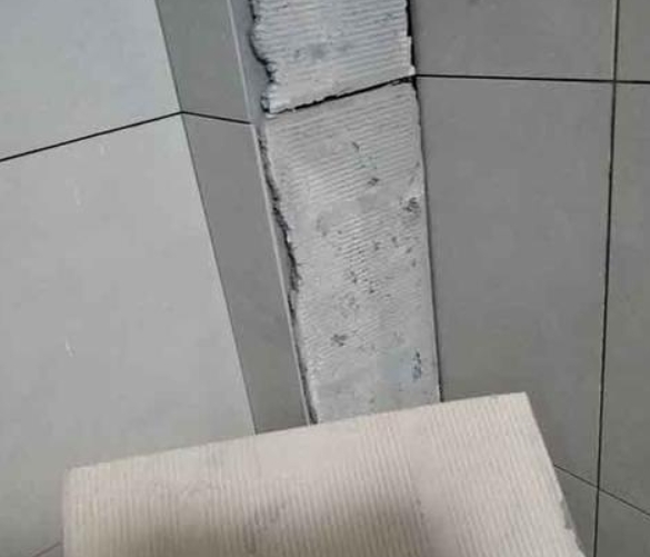 锡林浩特瓷砖空鼓维修公司分享下厨房瓷砖脱落的补救措施。